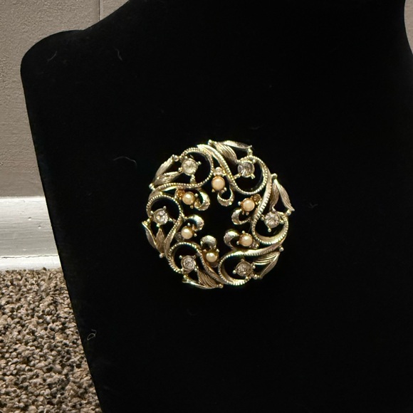 JVS Jewelry - Vintage ornate brooch